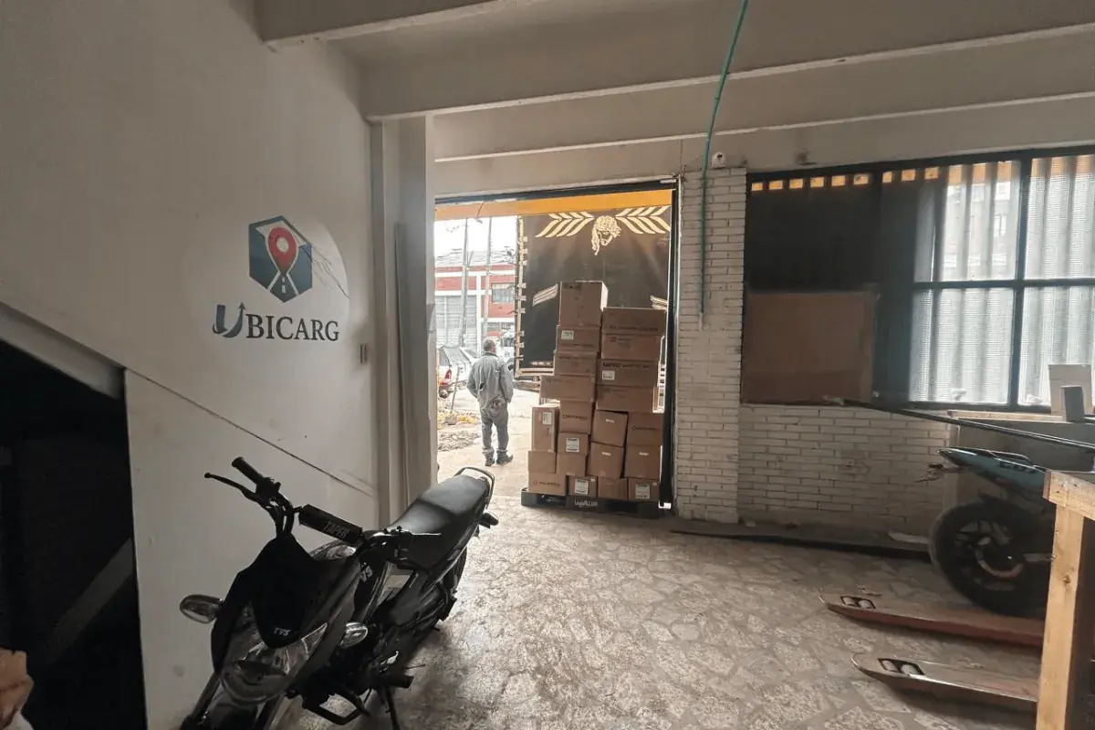 Bodega propia de Ubicarg en Bogotá, con estiba de mercancía lista para cargar