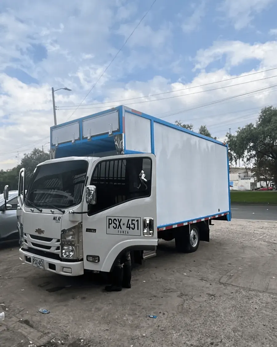 Cami&oacute;n NLR de la flota de Ubicarg, placa PSX-451, en configuraci&oacute;n furg&oacute;n