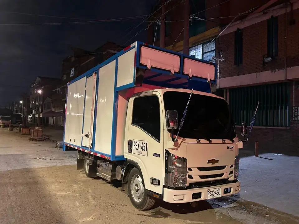 Camión furgón NLR de la flota de Ubicarg